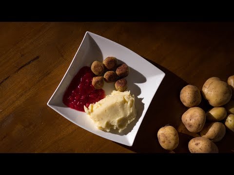 vegan-meatballs-with-cranberry-sauce-&-mashed-potatoes