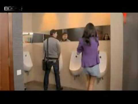 Страстный секс в мужском туалете