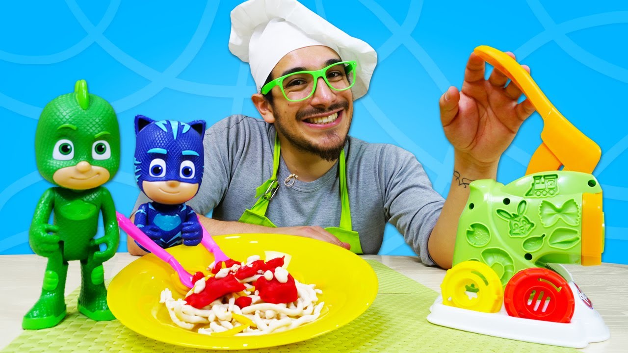 ⁣Los PJ Masks tienen mucha hambre. Cocina con Play Doh. Vídeos para niños.
