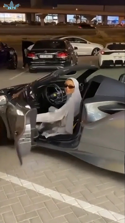Cewek jilbab naik mobil sport