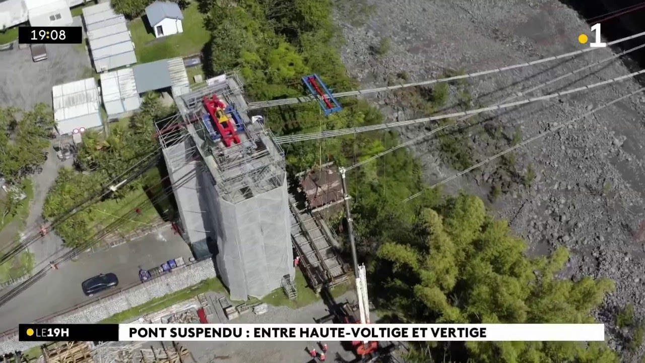 La rénovation du pont suspendu de la Rivière de l’Est se poursuit. Son tablier est désormais enlevé