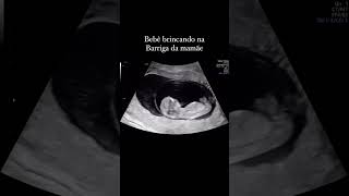 Bebê Brincando Na Barriga Da Mamãe