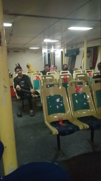 Suara ngeri dari salah satu penumpang kapal roro pas saat karaoke