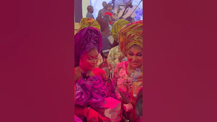 Mummy Glee spraying Mercy Aigbe during her mother’s burial #mercyaigbe #nigeriancelebrity #viral