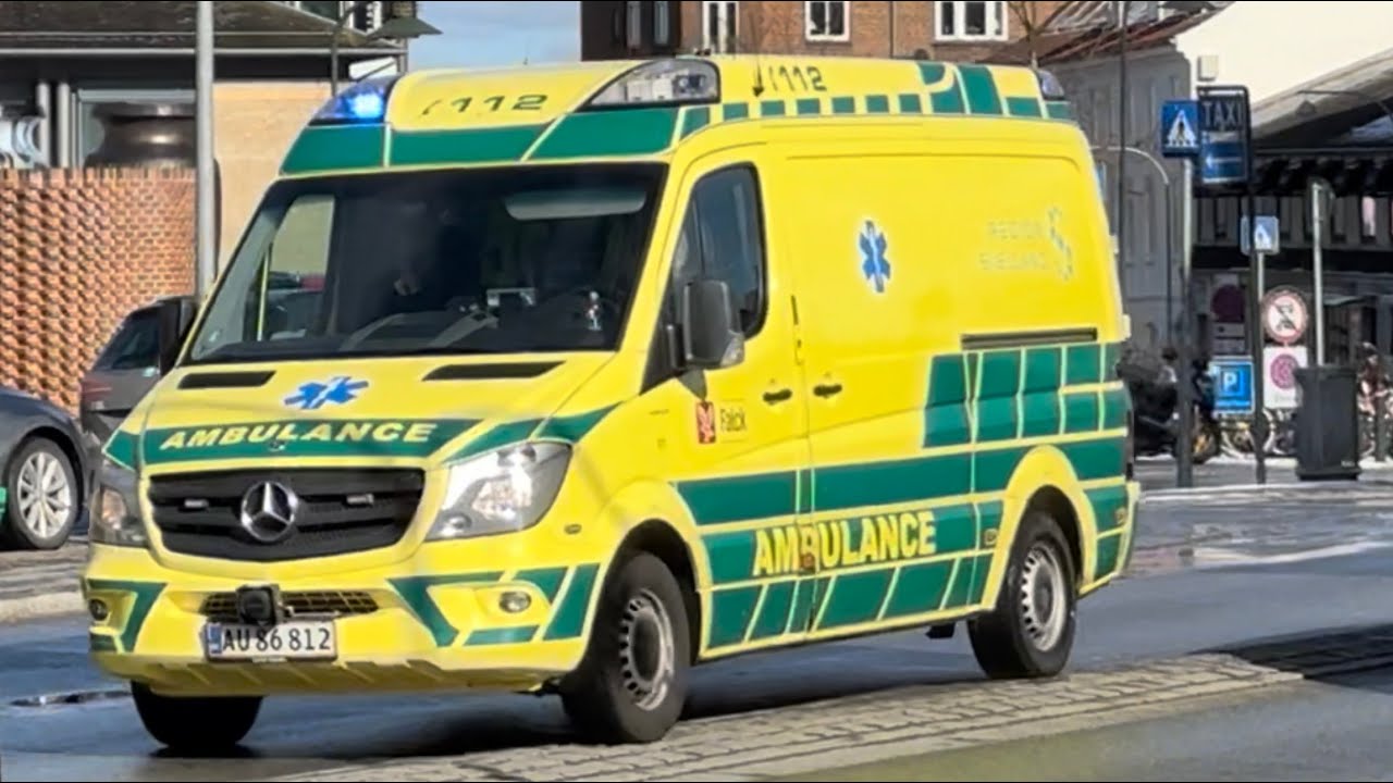 [Reg SJÆ] Ambulance 3811 kører Jernbanegade Roskilde Responding urgent ...