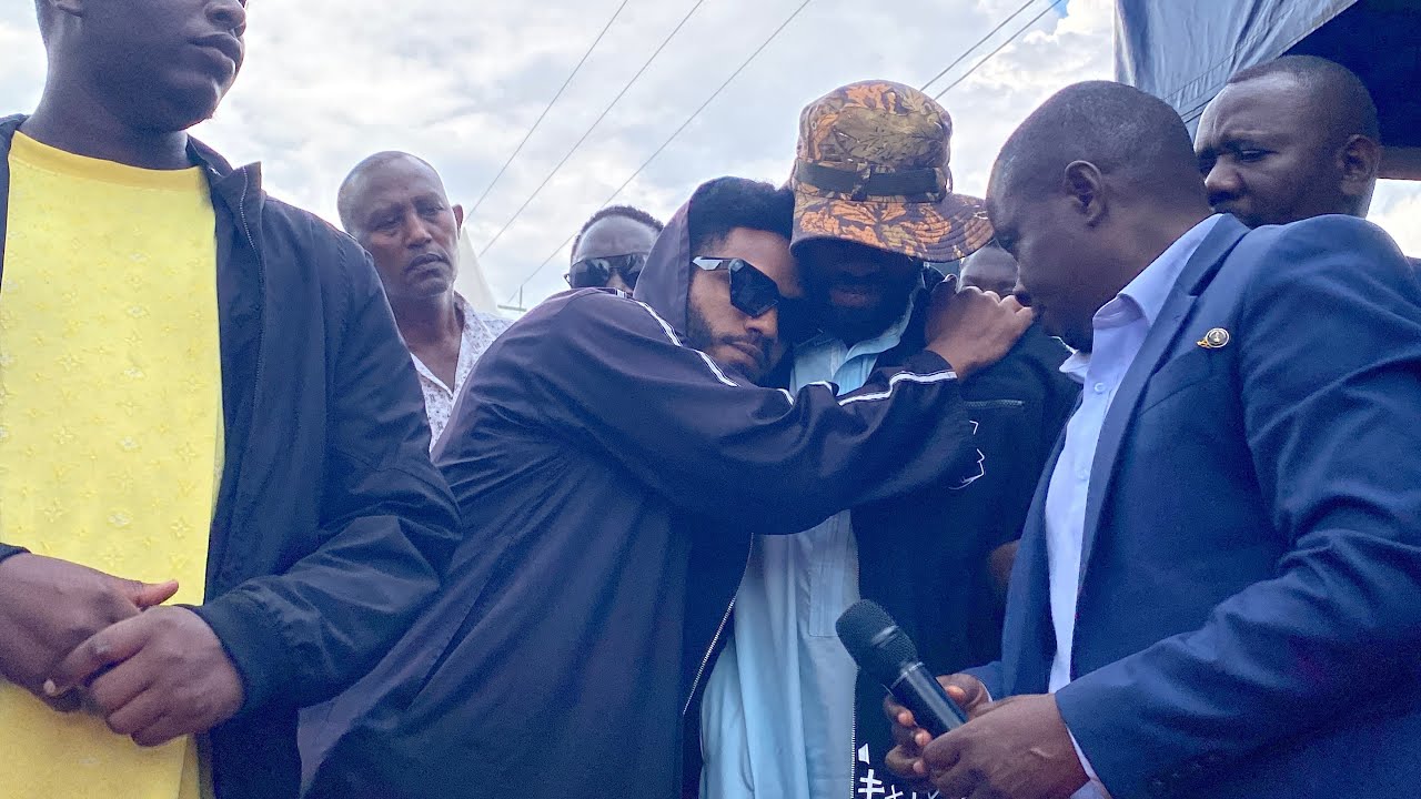 Эмоциональная речь!!! Муж Олиши М. скрывает слезы во время ее последних похорон.