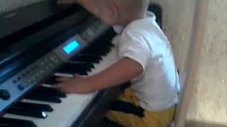 Мой брат играет на пианино