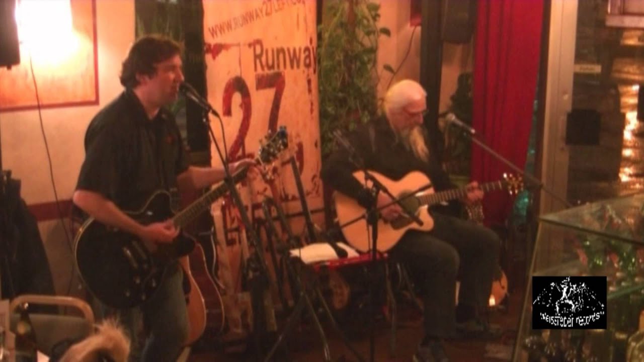 Runway 27, Left mit "Lines On My Face" im Café Industrie