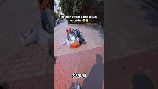 Çocuk Motorun Altında Mahsur Kalmış