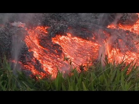 Hawaii: volcano lava flow forces evacuations - no comment