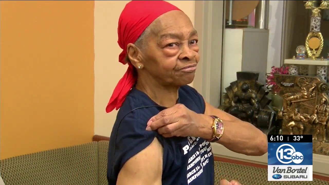 He picked the wrong house&#39;: Bodybuilder, 82, fights break-in suspect - YouTube