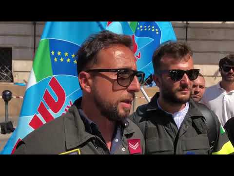 Protestano i vigili del fuoco: «Serve personale e nuovi mezzi»