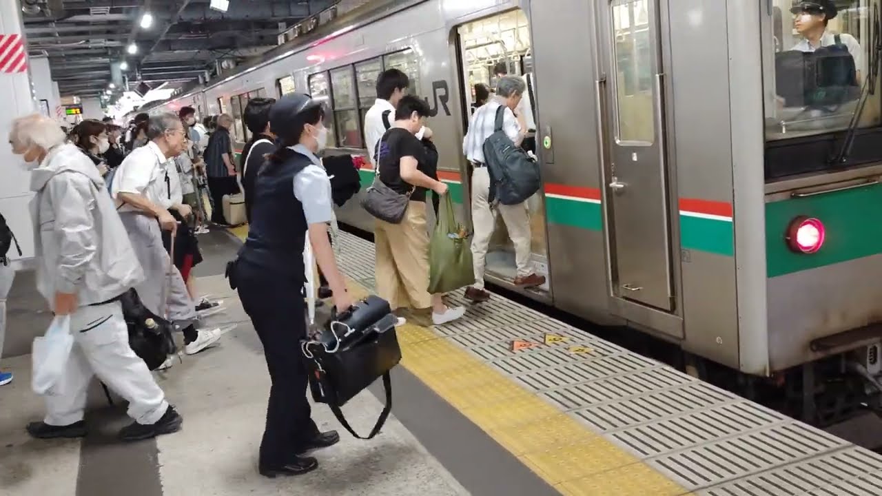 【4K】大雨洪水警報が出ていた仙台駅では帰宅ラッシュで在来線電車の多くが運休か大幅な遅れ