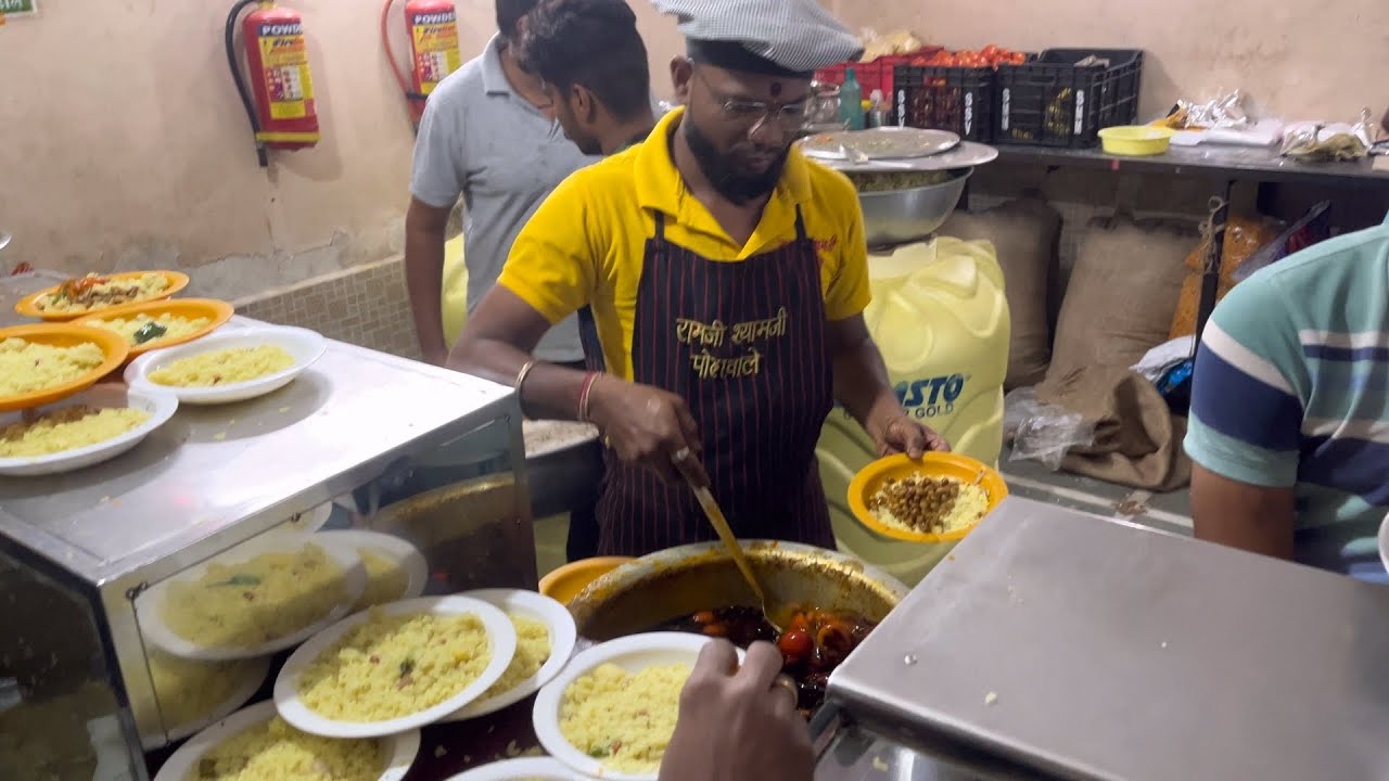 Nagpur Famous Tarri Poha ₹10 Ramji Shamji Pohewala Street Food in
