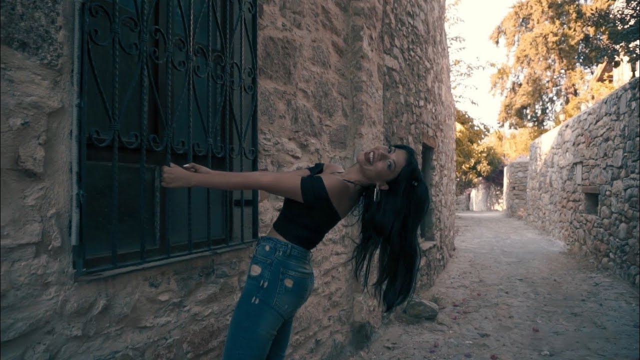 在 YouTube 上观看 Tuğçe Haşimoğlu - Sevme Sevme ( Official Video )