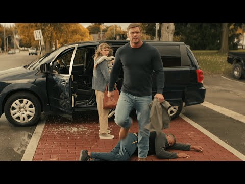 Reacher Saves a Women Being Robbed and Held Hostage at the ATM Season 2 Episode 1