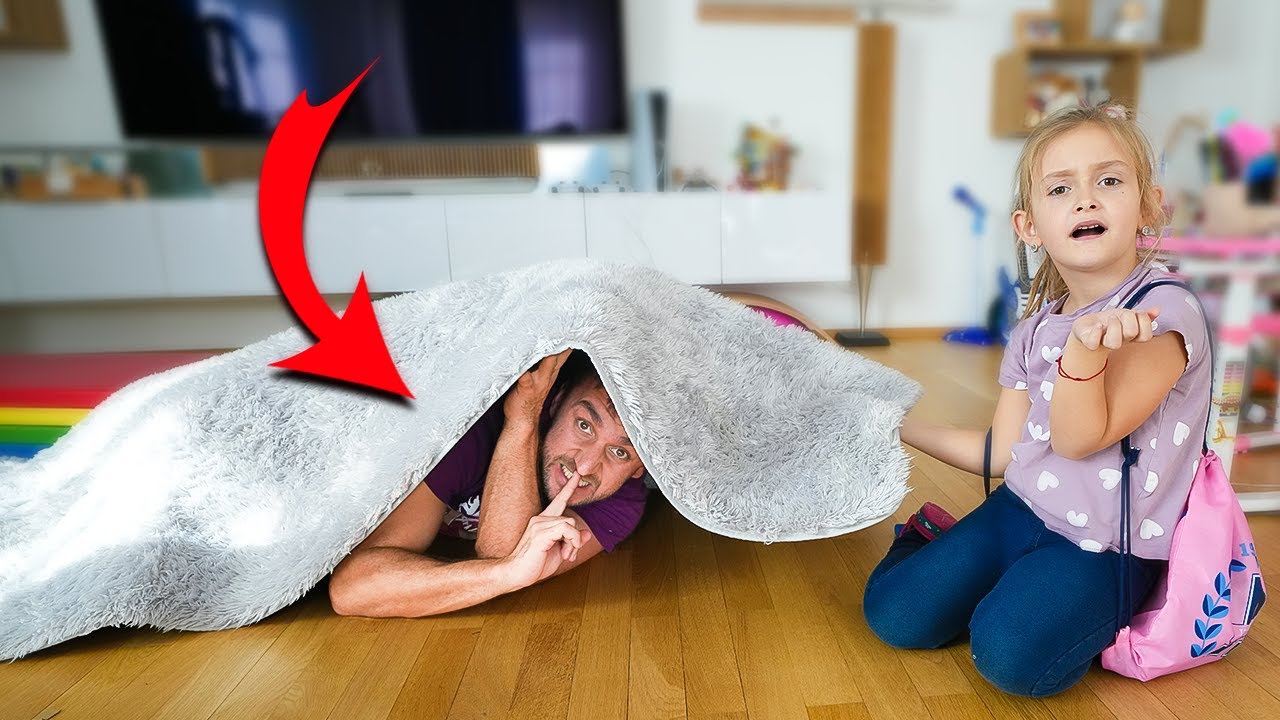 Našla mě pod kobercem?! | Schovka s Ariankou v našem domě! #4