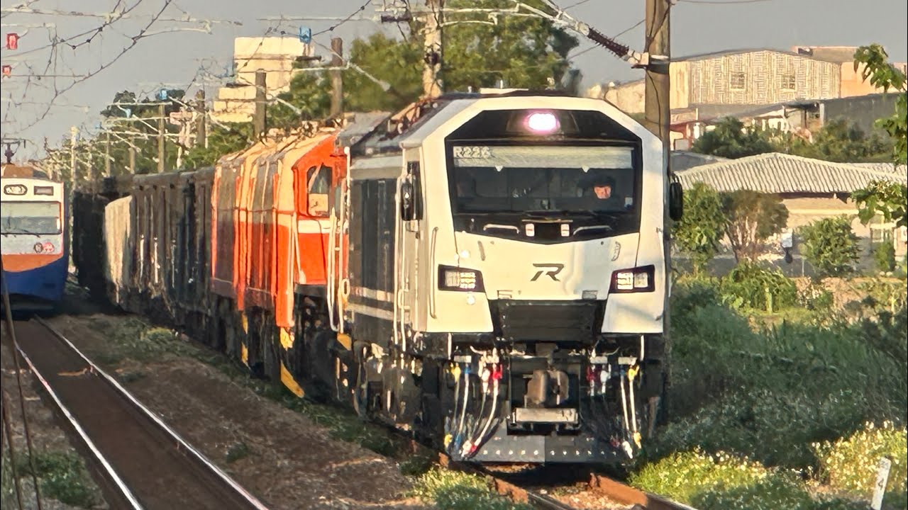台鐵 7501次 散裝貨列 本務R226柴電機車 回送R155柴電機車+E414+E311電力機車 楊梅-新富紀錄/Stadler R200 ...