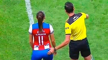 さり気なく女性審判の胸を触るサッカー選手 Mp3 さり気なく女性審判の胸を触るサッカー選手 Mp3