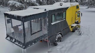 КЕМПИНГ С ГРУЗОВИКОМ-КАРАВАНОМ С ПЕЧЬЮ В СИЛЬНОМ СНЕГЕ