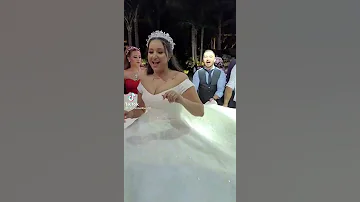 عروسة مروبلتها عل أغنية ماما ميا 