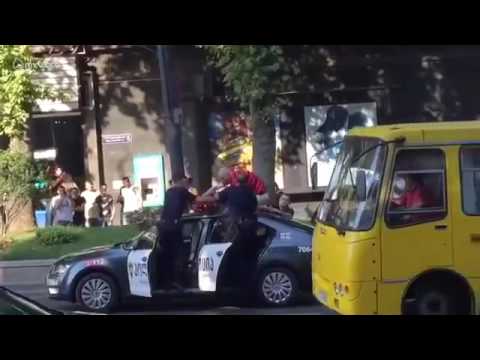 მოქალაქე პატრულის მანქანაზე მოშარდვას აპირებდა؟