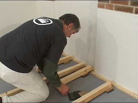 Video: Hur fixar man en pipig matta under undergolvet?