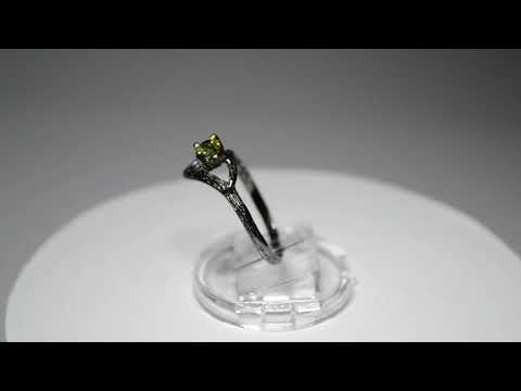 ნატურალური პერიდოტი ჩასმული ბეჭედში