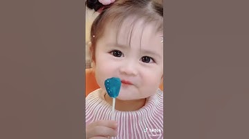 Em bé cười ngộ nghĩnh