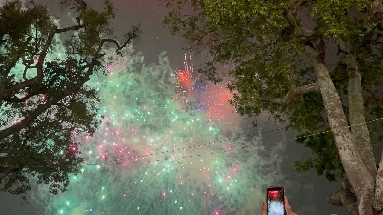 Lần đầu xem pháo hoa ở hồ gươm