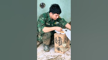 Bửa cơm vội anh em ngồi ăn tiếp tục nhiệm vụ