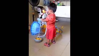 Liam Herrera Jugando Con Su Carro Liam Herrera Jugando Con Su Carro