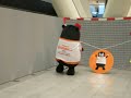 ハンドボールのコートで、くまモンちゃんの写真を撮りましょう