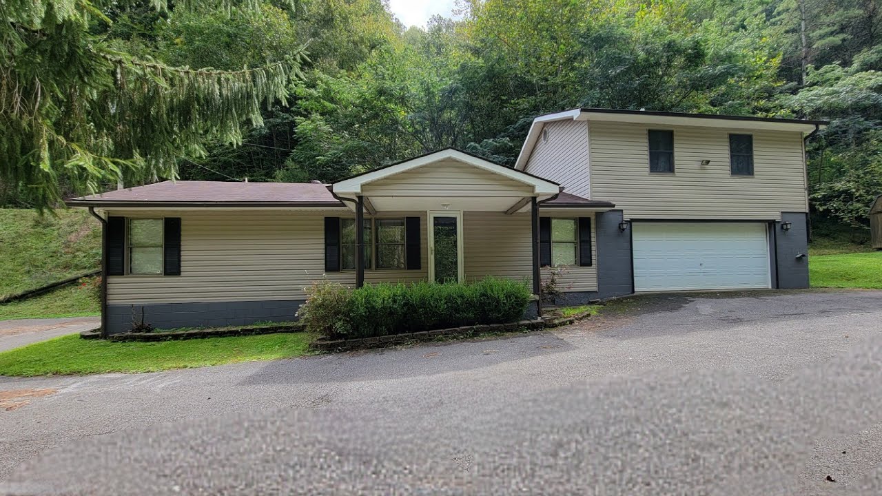 811 West Garrett Road, Garrett, Kentucky-Home for Sale-Destination Realty