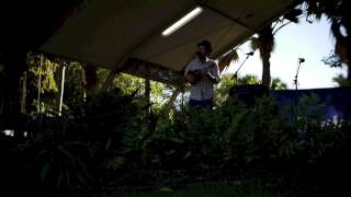 Miniatura del video "Singto Numchok & Young Ukulele Players at Ukulele Festival Hawaii 2013"