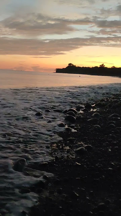 Indahnya Sunrise Di Tepi Pantai #shorts #shortvideo #bushcraft#pantai #lombokpetualang #camping