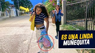 Es Una Linda Muñequita | Confundió A Su Hija Con Una Muñeca