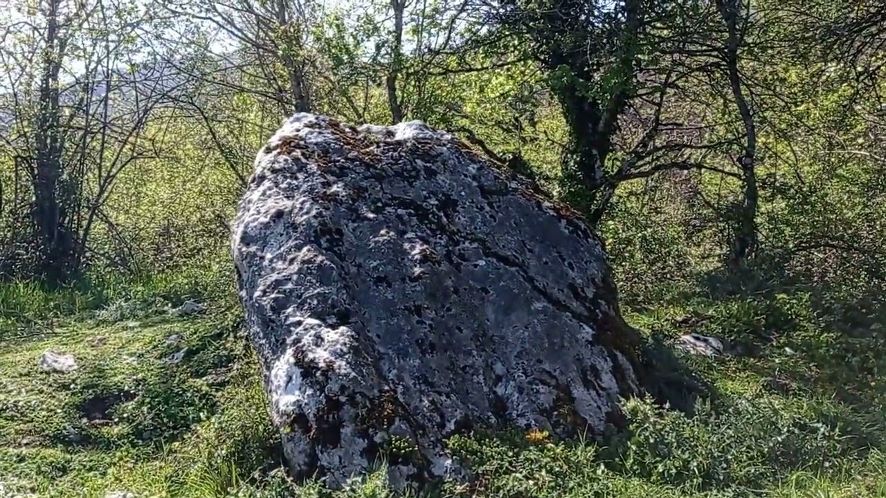 Pamplonagaiñe Trikuharri (dolmen), sierra de Aralar- ekialde, Navarra, España.