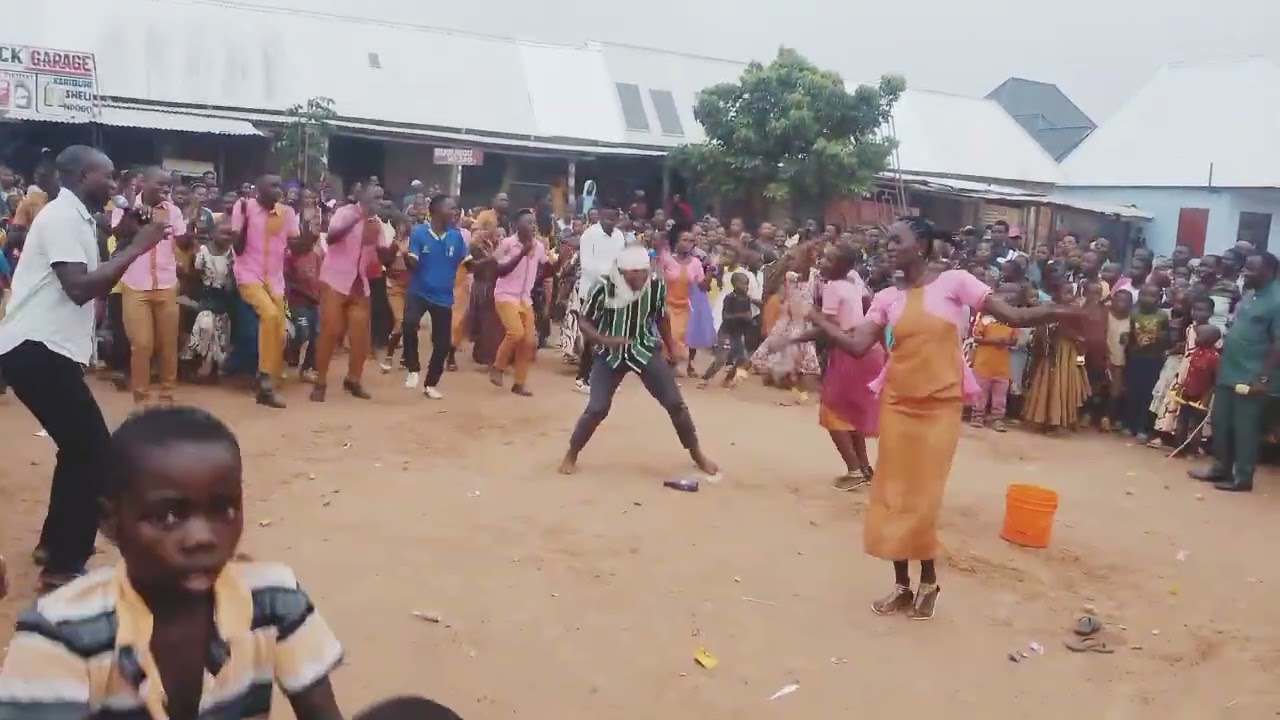 Moto wainjili baraka nhandi akiimba live watu 🔥🔥🔥🔥🔥🙏wa barikiwa mkutano mzima tazama mpaka mwisho