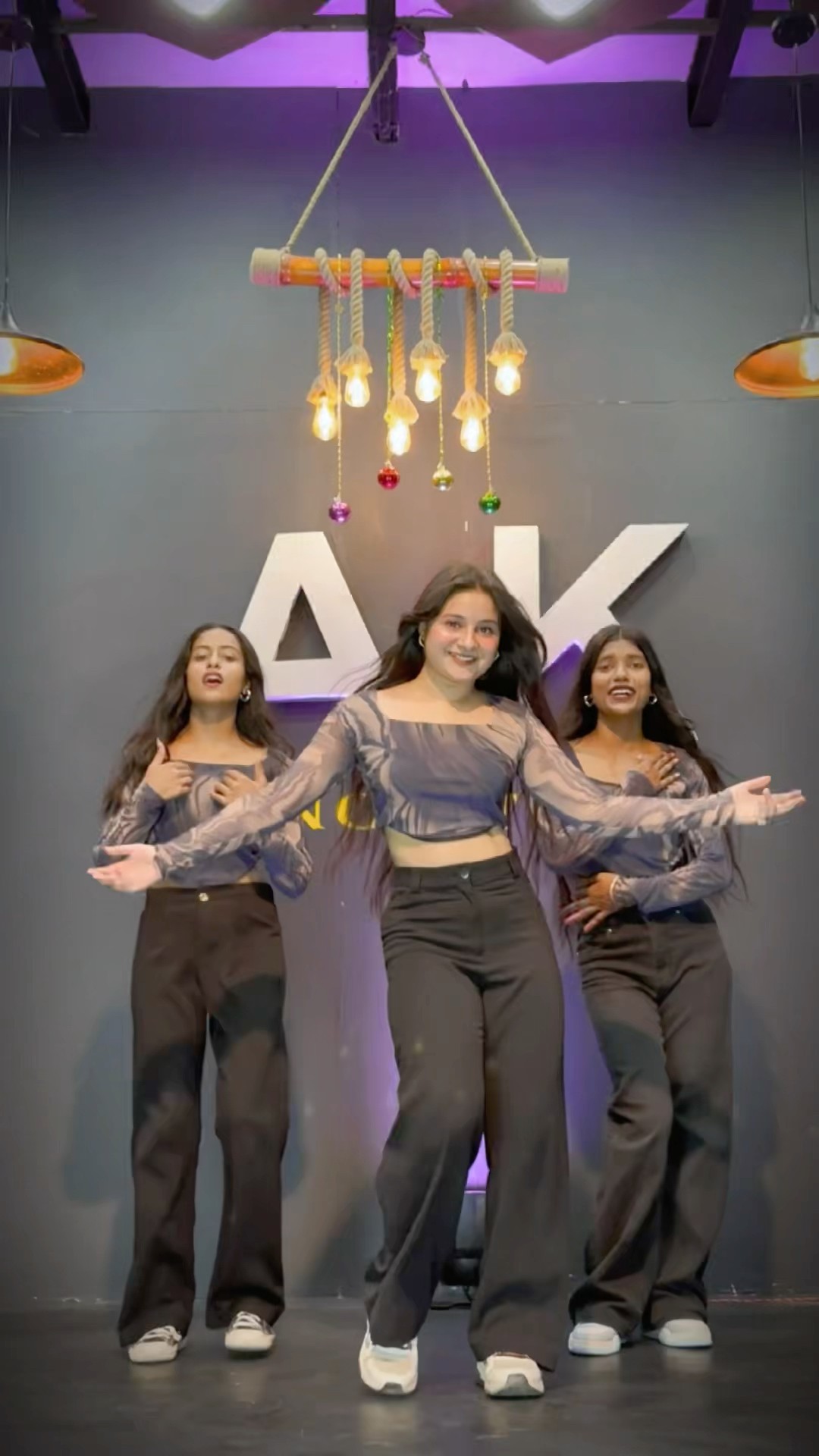 Hm hai akele? #youtube #look #ytshorts #dance #trending #viralvideo #trio #upneetkaur