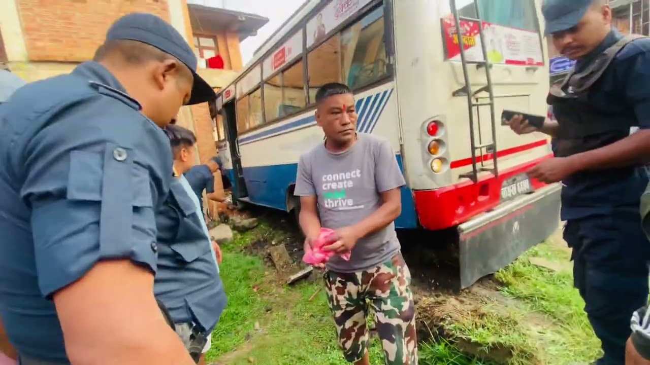 मान्छे को गाडीले हानेर नालिखुट्टा हडी भुइमा दुःख लाऊदो लुभु पानी ट्ङकी मोडमा