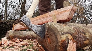 Making a wooden board from a log with one single axe - The Medieval Way