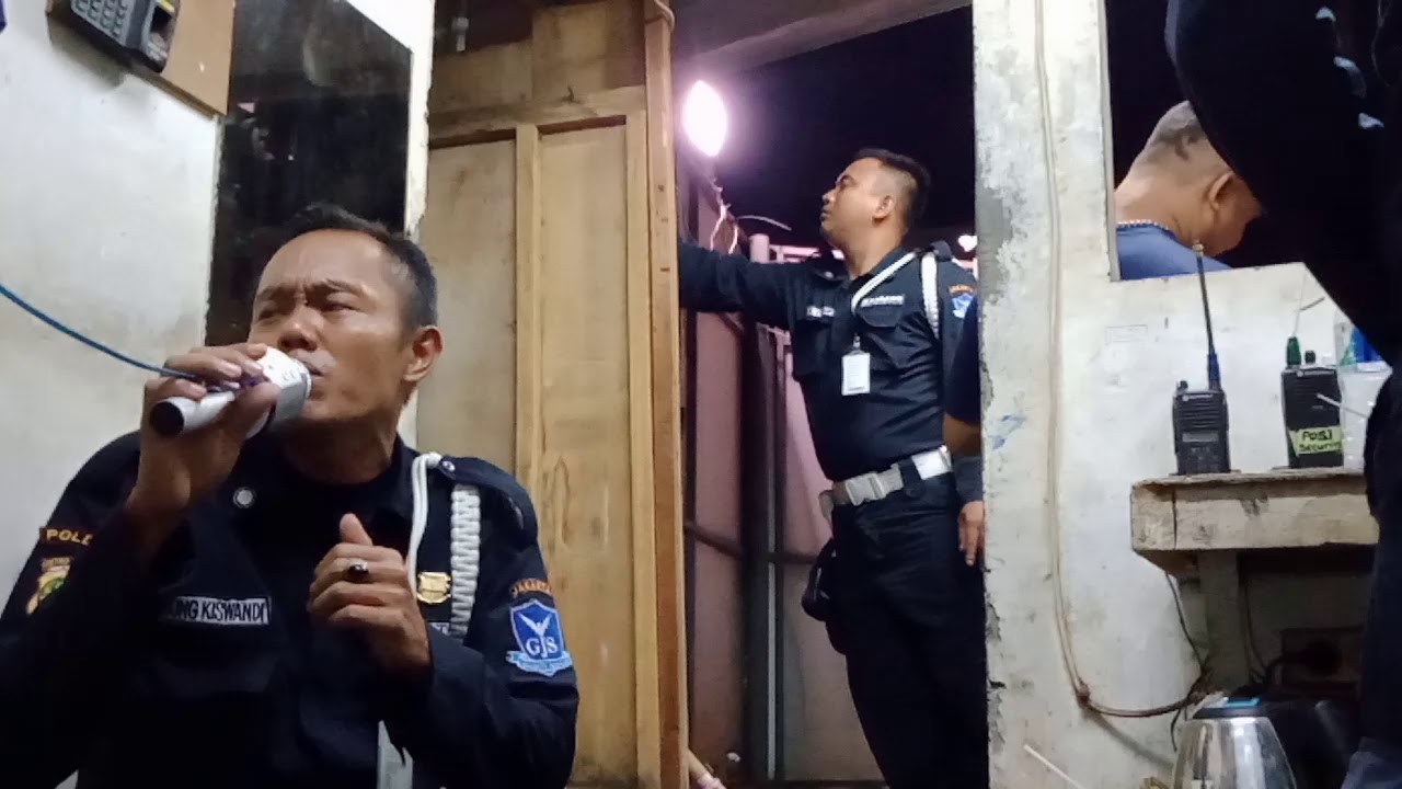 TIDAK SEMUA LAKI LAKI.Viral...suara merdu sang satpam - YouTube