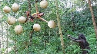 Survival skills primitive life - Forest people meet ethnic girl picking natural fruit