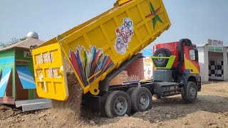 MOBIL TRUK MUATAN PASIR BONGKAR DI TENGAH JALAN - EXCAVATOR WL 16800