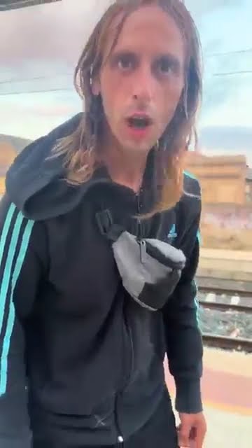 el-modric-shaolin-a-cabezazos-contra-una-se-al-youtube