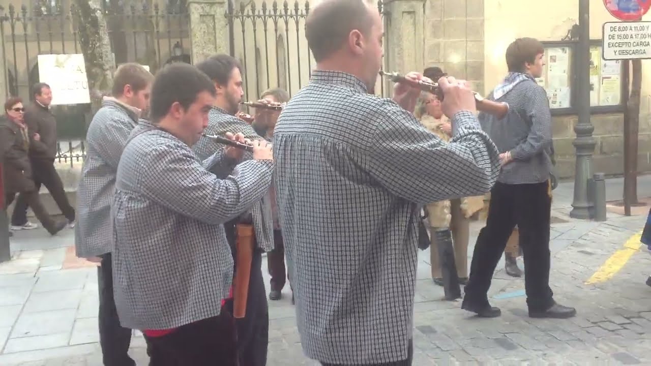 Charrada de Salamanca a Dulzaina y Tamboril. Fiestas S. Sebastián 2014. San Lorenzo de El Escorial.
