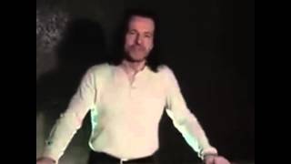 Yanni قبل الحفله في سفح الهرم