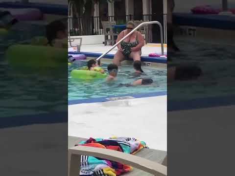 Vidéo: Vidéo D'une Femme Se Rasant Les Jambes Dans Une Piscine