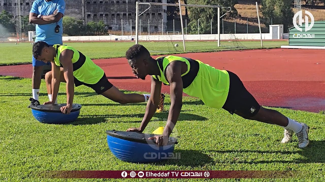 شــــاهد.. مولودية الجزائر تجري أول حصة تدريبية في تونس